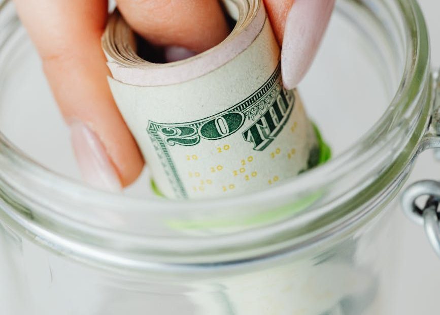 Illustration of a piggy bank overflowing with money, symbolizing a large emergency fund.