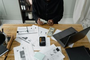 Person looking at laptop with graph showing increasing income, symbolizing high income side hustle.