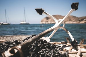 Illustration of an anchor influencing a shopping cart, symbolizing the anchoring effect on spending.